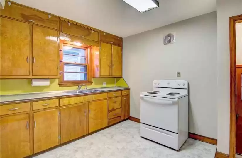 1214 Pershing, Eau Claire, Wisconsin 54703, 2 Bedrooms Bedrooms, ,2 BathroomsBathrooms,Residential,For sale,Pershing,1578045