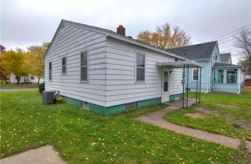 1214 Pershing, Eau Claire, Wisconsin 54703, 2 Bedrooms Bedrooms, ,2 BathroomsBathrooms,Residential,For sale,Pershing,1578045